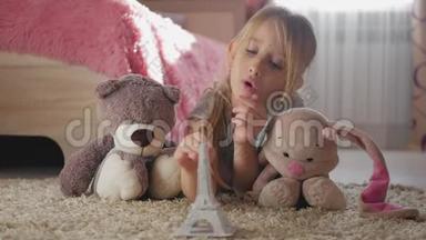 小女孩带着她的玩具在儿童房<strong>梦想</strong>着去巴黎旅行。 童梦，度假和旅游理念..